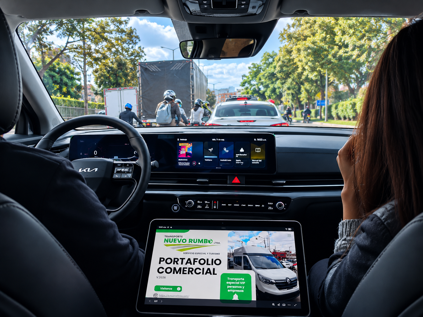 Interior Kia con tecnología y tráfico urbano